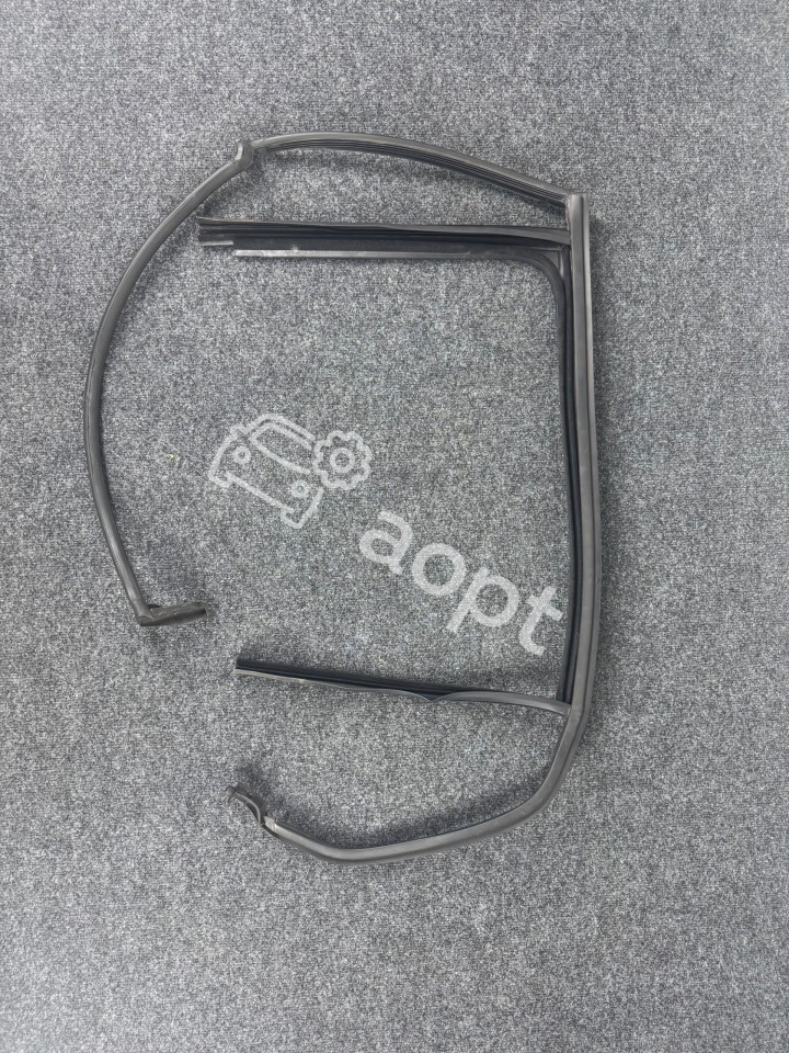 Резиновый уплотнитель рамки левого окна VW GOLF MK8 5H4839439F