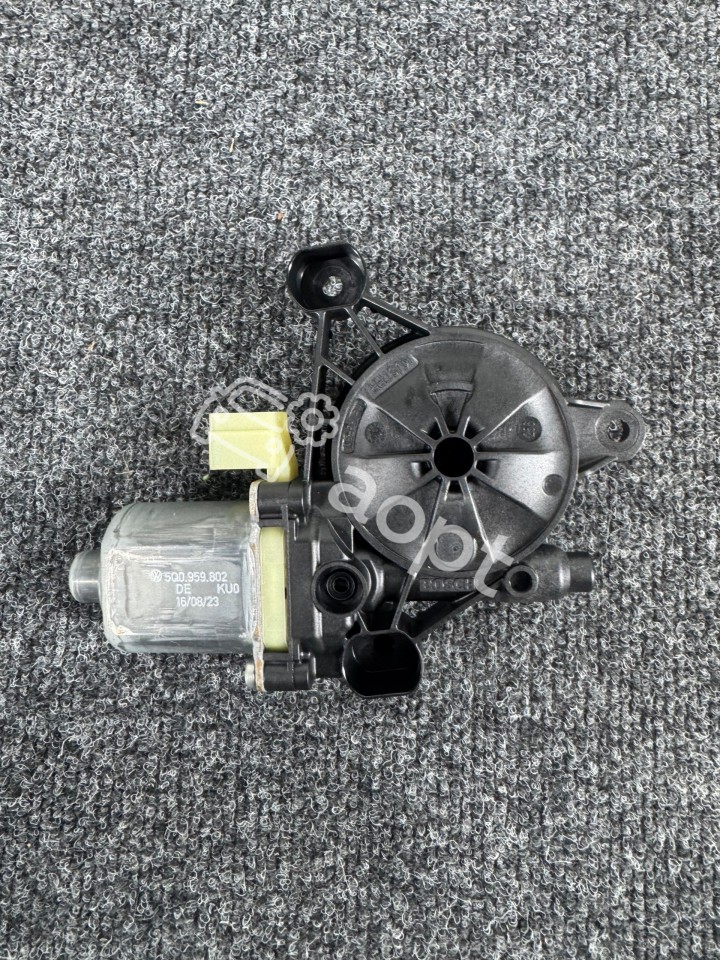 Правый задний моторчик стеклоподъемника VAG MQB-EVO 5Q0959802
