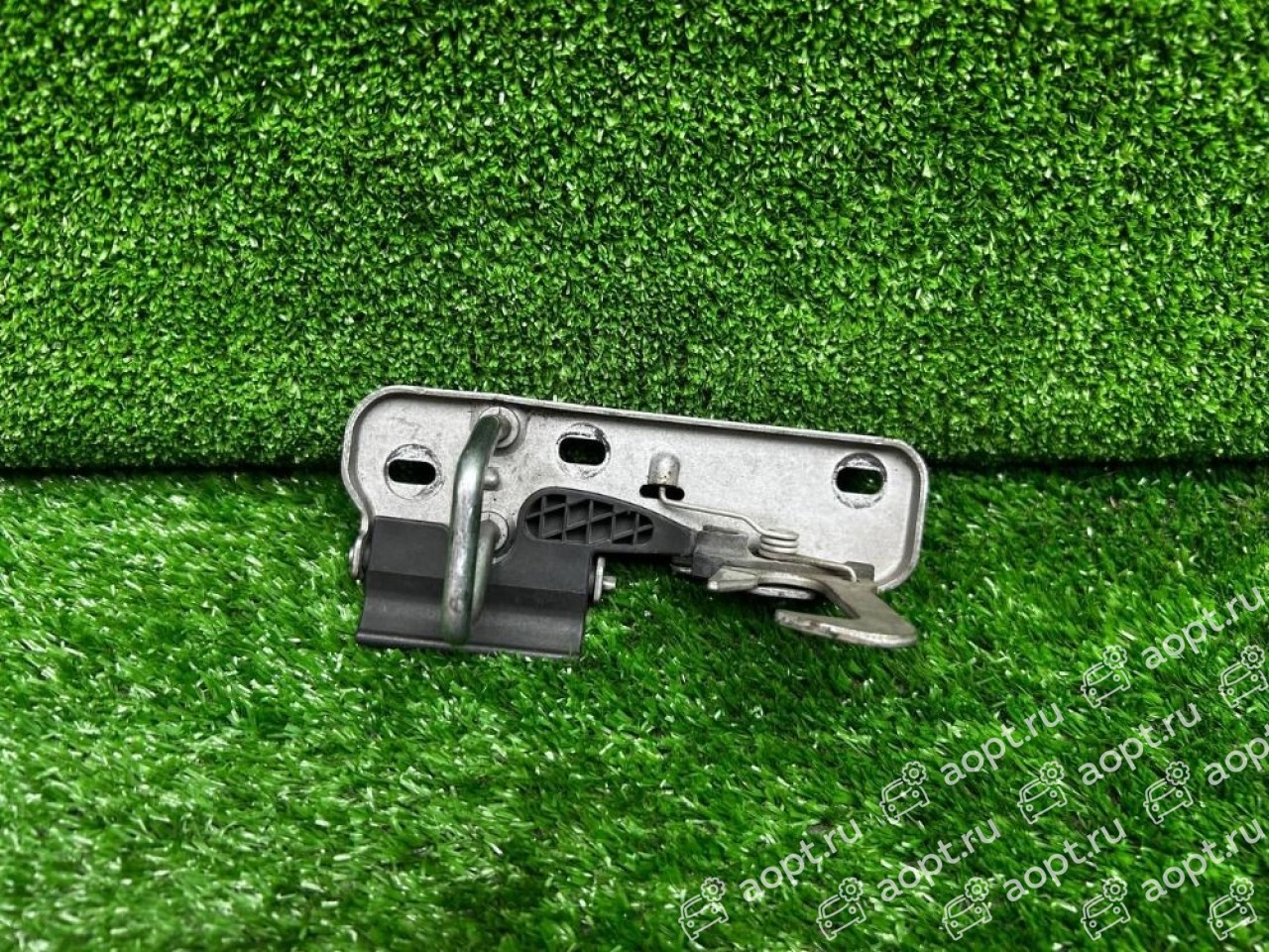 Крюк замка капота Volkswagen Golf 6