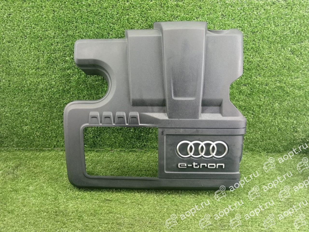 Декоративная крышка двигателя 04E103925C Audi A3