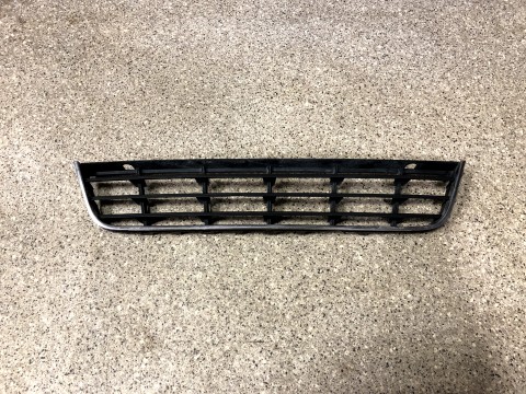 Решетка радиатора центральная Volkswagen Passat B6