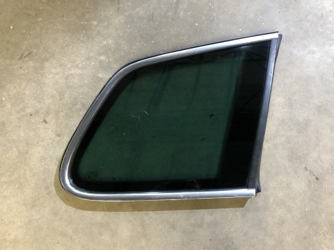 Заднее тонированное стекло с молдингом правая сторона на Volkswagen Touareg NF