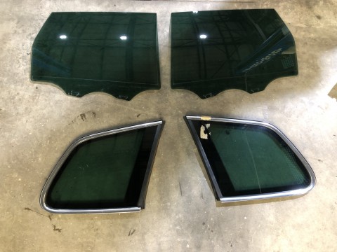 Комплект задних боковых стекол с заводской тонировкой на Volkswagen Touareg NF