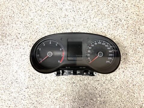 Приборная панель Volkswagen Polo Sedan 240 km/h