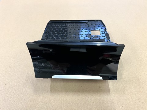 Вещевое отделение черный глянец под USB Volkswagen Golf 7.5 R, GTI